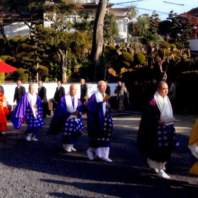 多くの僧侶によるお勤め｜林昌院